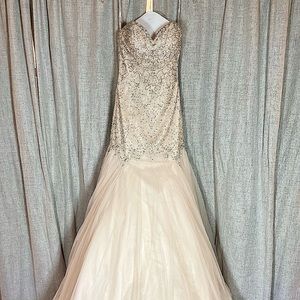 Bought in Essence of Australia, Color moscato with pink undertone, no issues